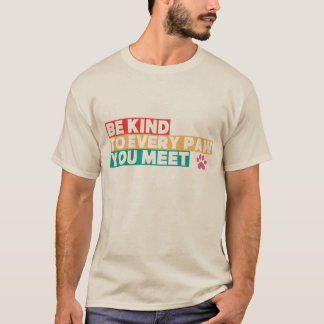 Seien Sie freundlich zu jeder Pfote, die Sie treff T-Shirt