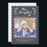 Seien Sie froh Chalkboard Weihnachtsfotokarte Feiertagskarte<br><div class="desc">Versenden Sie dieses Jahr eine moderne und einzigartige Weihnachtskarte, die Ihre Familie und Freunde Liebe geben werden. Unsere zeitgenössische Foto-Urlaubskarte verfügt über einen skurrilen, weißen und roten Rahmen für Ihr Foto mit stilvollen Klammern-Schnörkeln, die das typografische Sprichwort "Sei fröhlich" Set auf schwarzem Chalkboard-Hintergrund zeigen. Die Rückseite bietet zusätzlichen Platz für...</div>