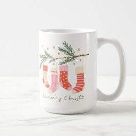 Seien Sie frohe und helle Weihnachts-Strümpfe auf Kaffeetasse