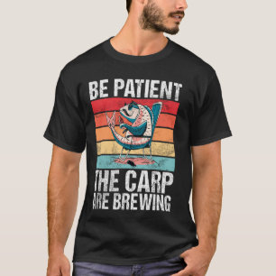 Seien Sie geduldig Die Karpfen brauen Karpfenfisch T-Shirt