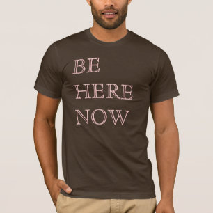 Seien Sie hier jetzt T-Shirt
