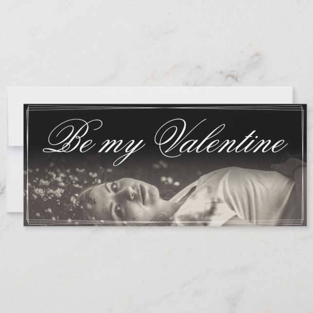 Seien Sie meine Valentinin - lügende junge Frau (Vorderseite)