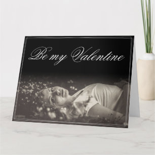 Seien Sie meine Valentinin - lügende junge Frau Karte