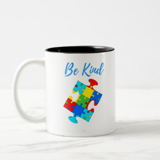 Seien Sie nett Autismus Bewusstsein farbiges Puzzl Zweifarbige Tasse