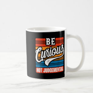 Seien Sie neugierig, nicht urteilen Motivation Ins Kaffeetasse