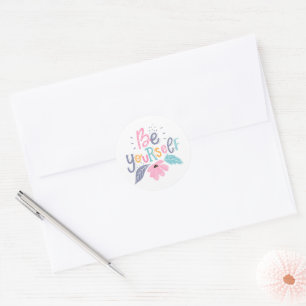 Seien Sie selbst Pastell - Blume Runder Aufkleber
