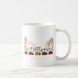 Seien Sie verschiedene Marienkäfer mit der Kaffeetasse
