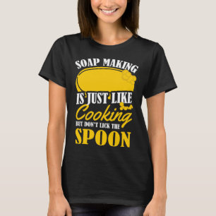 Seifenherstellung ist genauso wie Kochen von Seife T-Shirt
