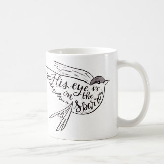 Sein Auge ist auf dem Spatzen Kaffeetasse