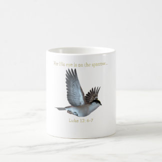 Sein Auge ist auf der Spatzenkaffee-Tasse Kaffeetasse