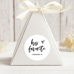Sein Favorit | Modernes Lässiges Drehbuch und Herz Runder Aufkleber<br><div class="desc">Dieses schlichte und stilvolle Anmut-Label ist perfekt für Ihre moderne Hochzeit! Trendy,  schwarz-weiß lässige handgeschriebene Skripte sagt "sein Favorit",  zusammen mit einem eleganten Herz. Es gibt einen Platz,  um die Lieblingsart der Leckerei des Bräutigams hinzuzufügen.</div>