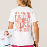 Sein Ich Hi im Geburtstagsmädchen Personalisiert T-Shirt<br><div class="desc">Feiern Sie den Geburtstag des Mädchens mit dem "It's Me, Hi! Ich bin das Geburtstagskind" Personalisierter T - Shirt - eine reizvolle und trendige Wahl für Kinder, die hübsche pinkfarbene Korallenpfirsichstile Liebe! Das Shirt dieser Kinder ist nicht nur ein Outfit; es ist ein Statement, das das Geburtstagsmädchen zum Star des...</div>