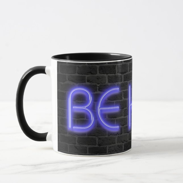 SEIN Sie Text in Neonleuchten auf Backstein. Tasse (Links)