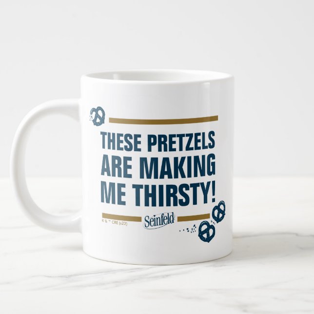 Seinfeld | "Diese Bretzels" Typografie Graphic Jumbo-Tasse (Links)