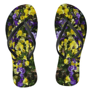 Seite der Lila und gelben Stiefmütterchen Flip Flops