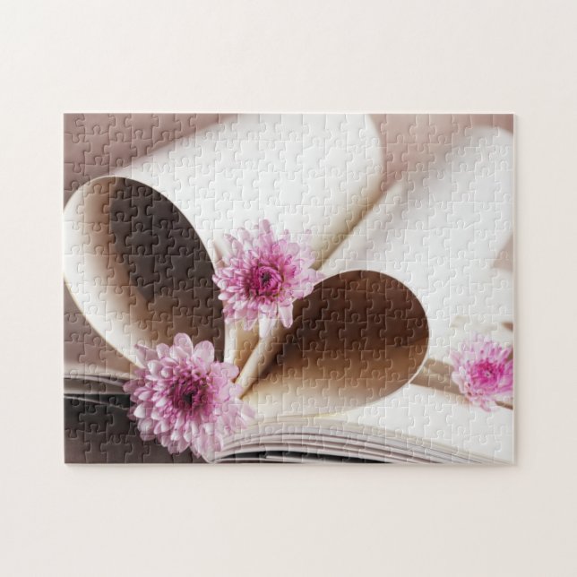 Seiten eines Buches, das in ein Herz gemacht wird, (Horizontal)