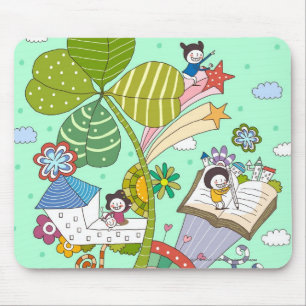 Seitenansicht der Kinder, die durch eingemachte Mousepad