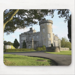 Seiteneingang von Dromoland Castle ohne Menschen Mousepad