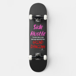 Seitlicher Hustle gegen grind tanzende Neon Pink T Skateboard