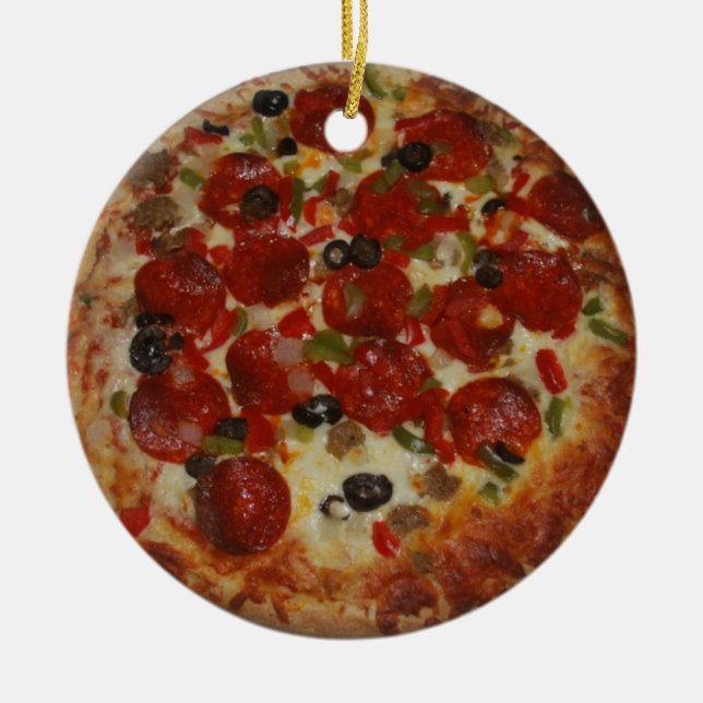 Selbst gemachte Pizza man versah Verzierung mit Keramikornament (Vorne)