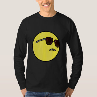 Selbstsicherer cooler böser Typ mit seiner Sonnenb T-Shirt