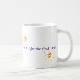 Selbstverständlich schaue ich nicht… beschäftigt kaffeetasse