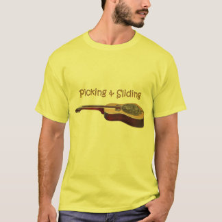 Sélectionnant et glissant le T-shirt