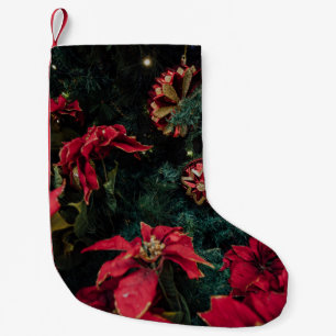 SELEKTIVE FOCUS-FOTOGRAFIE DES ROTEN POINSETTIA PL KLEINER WEIHNACHTSSTRUMPF