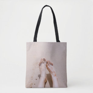Selektive Fokusfotografie von Füßen mit Tätowierun Tasche