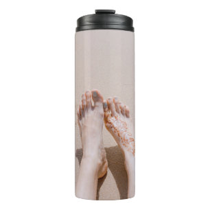 Selektive Fokusfotografie von Füßen mit Tätowierun Thermosbecher