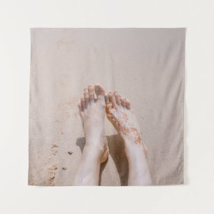 Selektive Fokusfotografie von Füßen mit Tätowierun Wandteppich