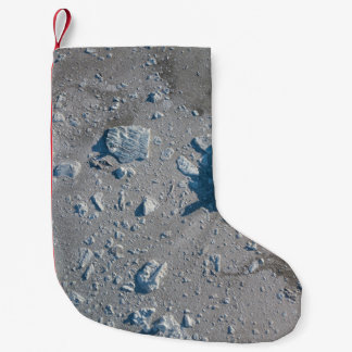 Selektiver Fokus von grauem Stein Kleiner Weihnachtsstrumpf