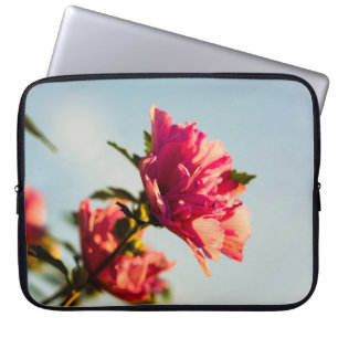 Selektives Fokussierungs-Foto der Blume von rosa H Laptopschutzhülle