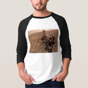 Selfie der Mars Curiosity in der roten Marslandsch T-Shirt