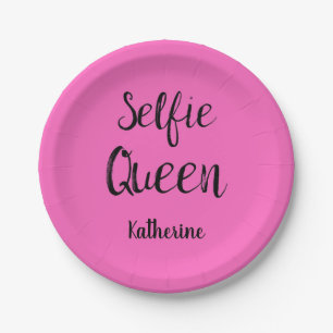Selfie Königin-Namen-personalisiertes pinkfarbenes Pappteller