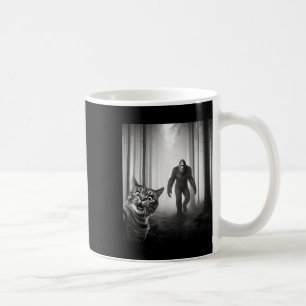 Selfie von der sonnenbefleckten Katze mit Sasquatc Kaffeetasse