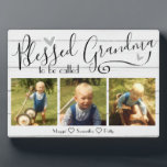 Selig als Oma 3 Foto Fotoplatte<br><div class="desc">Feiern Sie den Muttertag oder ein besonderes Foto-Sake-Geschenk mit diesem individuellen Foto und Textvorlage. 3 Fotos mit benutzerdefinierten Textoptionen. Vorlage funktioniert nur bei ähnlich geformten Produkten. Im Text steht "Gesegnet,  um Oma genannt zu werden" mit Namensoptionen unter Fotos am unteren Rand der Vorlage.</div>