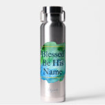 Selig sein Name Schöne Bibel Verse Custom Trinkflasche<br><div class="desc">Schöne Christliche Bibelverse aus dem Buch der Psalmen gerahmt mit einem goldenen Quadrat auf einem schicken, modernen Aquarell blau und grün. Diese Wasserflasche enthält Psalm 72:19, der gesegnet wird für immer sein ruhmvoller Name. Lass, die ganze Erde sei mit seiner Herrlichkeit gefüllt. Amen.</div>
