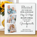 Selige Großeltern Großkinder FotoCollage Fotoplatte<br><div class="desc">Feiern Sie Ihre Großeltern mit einer individuellen Collage-Plakette für Fotos. Diese einzigartige Großeltern zitieren Plakette ist das perfekte Geschenk, ob Geburtstag, Großeltern oder Weihnachten. Wir hoffen, dass Ihr besonderes Geschenk für die Großeltern in den kommenden Jahren zu einem wertvollen Sake wird. . Zitat " Selig sind diejenigen, die Spoil &...</div>