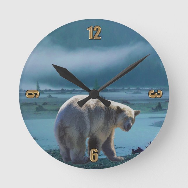 Seltener Ghost Bear und Misty River Wildlife Scene Runde Wanduhr (Vorderseite)