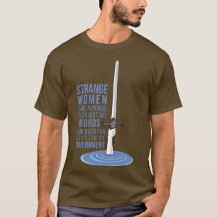 Seltsame Frauen, die in Teichen liegen und Schwert T-Shirt
