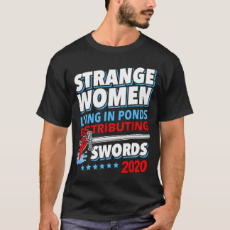 Seltsame Frauen in Teichen, die Schwerter verteile T-Shirt