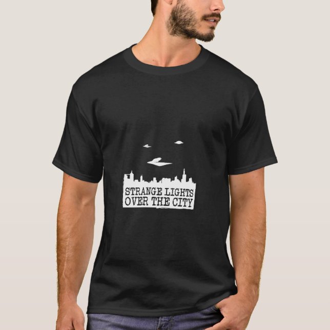 Seltsame Lichter über der Stadt T-Shirt (Vorderseite)