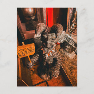 Seltsame Taxidermie-Kreatur mit Schild-Sonderbarke Postkarte