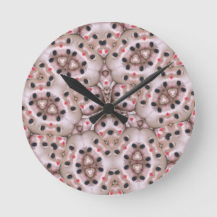 seltsame verzerrte Poster-Puppe dollart Runde Wanduhr