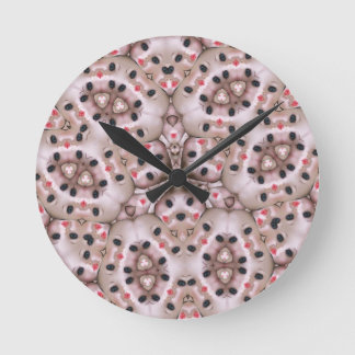 seltsame verzerrte Poster-Puppe dollart Runde Wanduhr