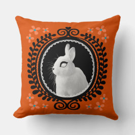 Seltsamer Weißer Hase: Orange, Türkis & Schwarz  Kissen