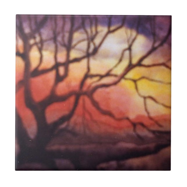 Seltsamer Winterbaum und dramatischer Feuersunterg Fliese (Vorderseite)