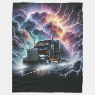 Semi Truck in einem pulsierenden Blitzgesturm Fleecedecke