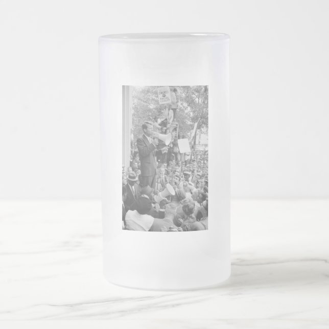 Sen. Robert Kennedy Campaigning für US-Präsident Mattglas Bierglas (Mittel)